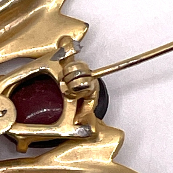 Les Bernard Inc. Vintage Gold Tone Red Cabochon Fly Pin Brooch 60's - Picture 6 of 12
